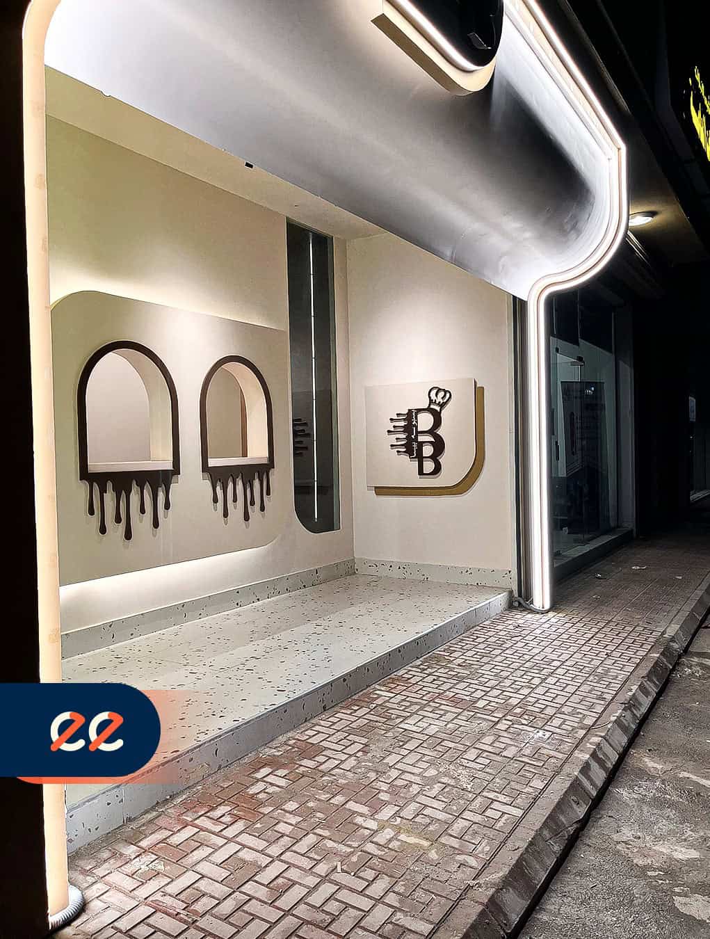 تصميم داخلي حديث لمقهى أو مطعم مع لافتة جذابة وشعار أنيق لعلامة تجارية، مع إضاءة LED مميزة ومساحة للمشروبات أو الطعام، يعكس الجودة والابتكار في مشاريع ايلفينز.