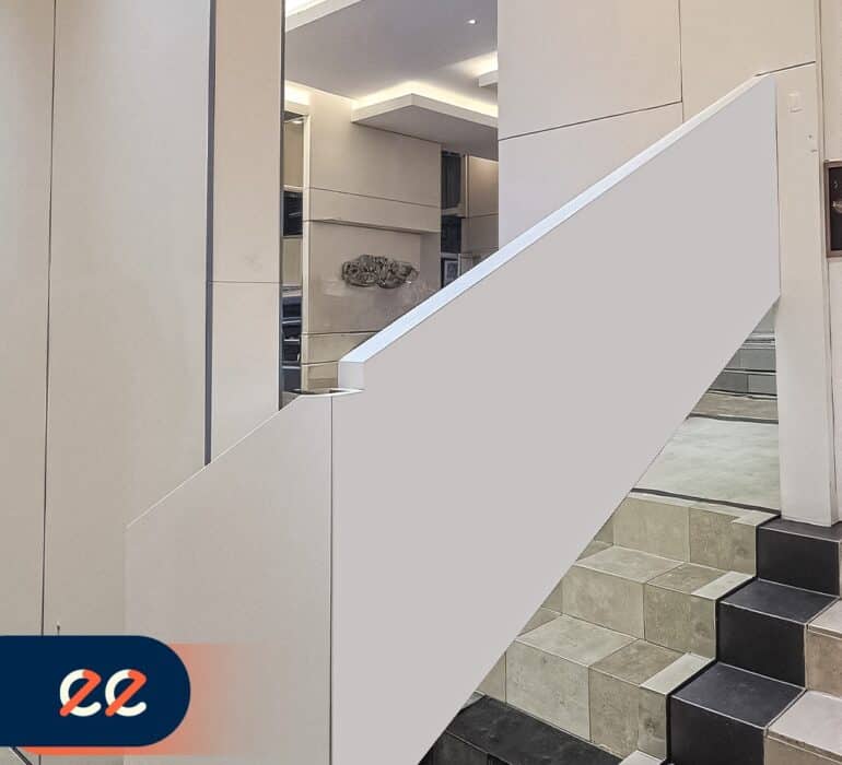 درج داخلي حديث التصميم مع سلم داخلي أنيق وعصري يمثل مشاريع ايلفينز. تصميم داخلي أنيق يعكس احترافية وابتكار في مشاريع ايلفينز التي تُعنى بالتطوير العقاري والتصميم الداخلي المميز.