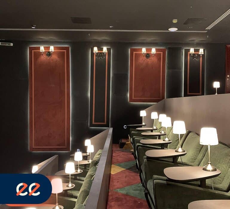 ديكور داخلي لمشروع إيلفينز يعكس تصميمات حديثة وأنيقة، مع إضاءة مريحة وبيئة مثالية للأعمال والاجتماعات.