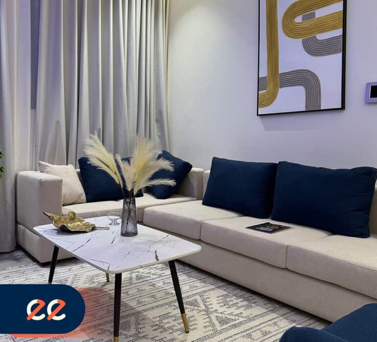 تصميم داخلي أنيق لشقق من مشاريع إيلفينز مع أرائك مريحة وديكور حديث، يعكس الجودة والفخامة في المشاريع، مثالي للسكن الراقي والاستثمار العقاري.