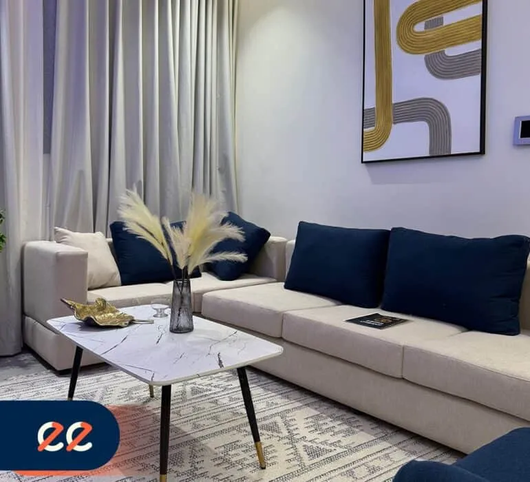 تصميم داخلي أنيق لشقق من مشاريع إيلفينز مع أرائك مريحة وديكور حديث، يعكس الجودة والفخامة في المشاريع، مثالي للسكن الراقي والاستثمار العقاري.