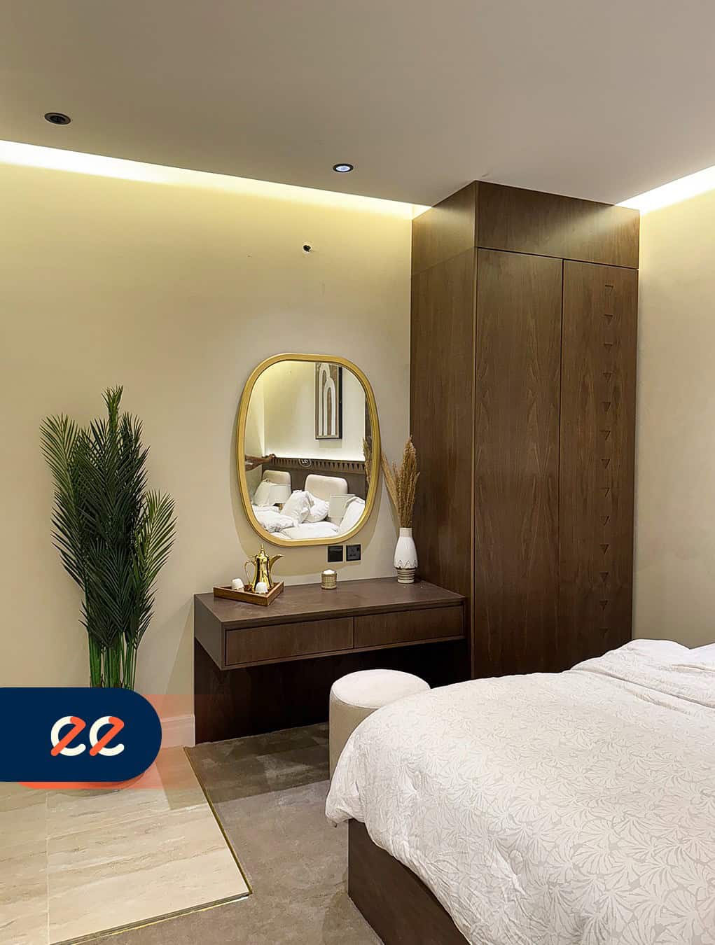 تصویر لغت أسود، داخلي لغرفة نوم فاخرة مع تصميم حديث وأضاءة هادئة وأثاث أنيق وأمام مرآة دائرية، ديكور عصري يتماشى مع مشاريع ايلفينز.