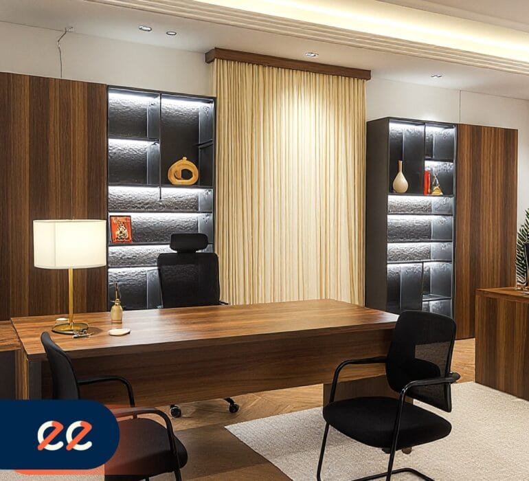 تصميم داخلي لمكتب حديث بأخشاب فاخرة وإضاءة مريحة يناسب مشاريع ايلفينز المبتكرة لتحسين بيئة العمل والتركيز.