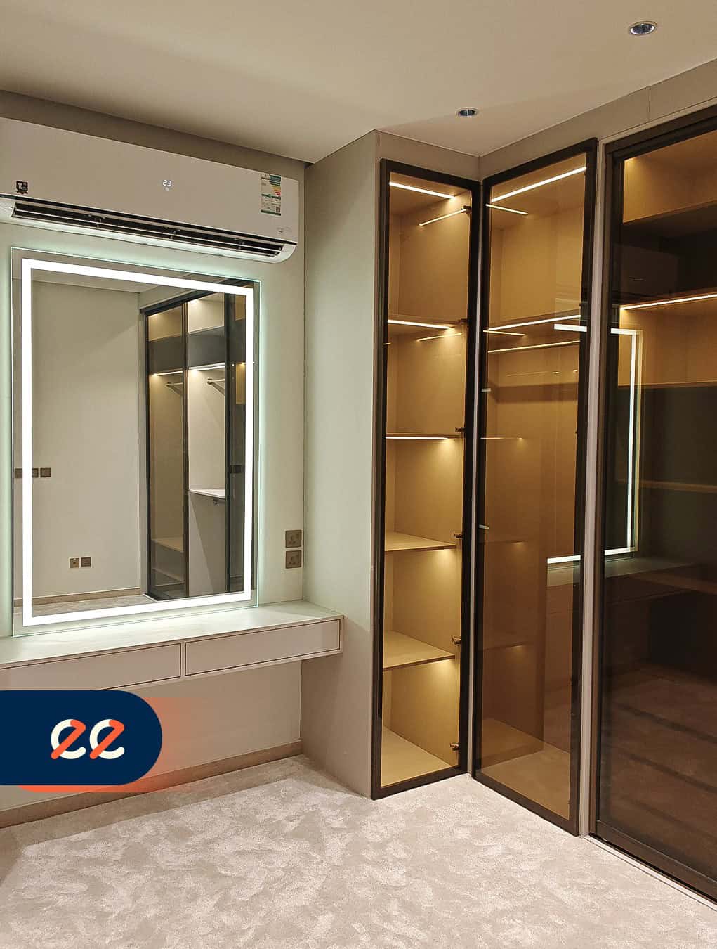 تصريح تصويري يُظهر غرفة مزودة بمرآة ذكية مضاءة ومجموعة خزائن ذات تصاميم حديثة بإضاءة داخلية، مع تكييف هواء وديكور أنيق، يعكس مشاريع إيلفينز في تطوير تصاميم داخلية حديثة ومتقدمة.